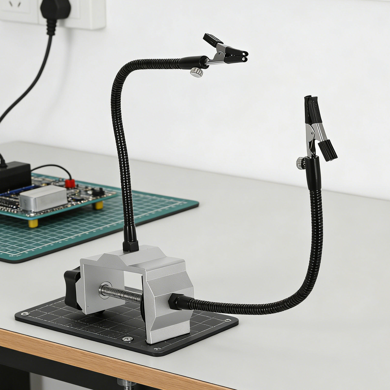 Electronics Repair Bench - Helping Hand Soldering Clamp Welding Station
